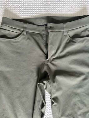 Lululemon ABC Classic-Fit 5 Pocket Pant 32
Warpstreme™